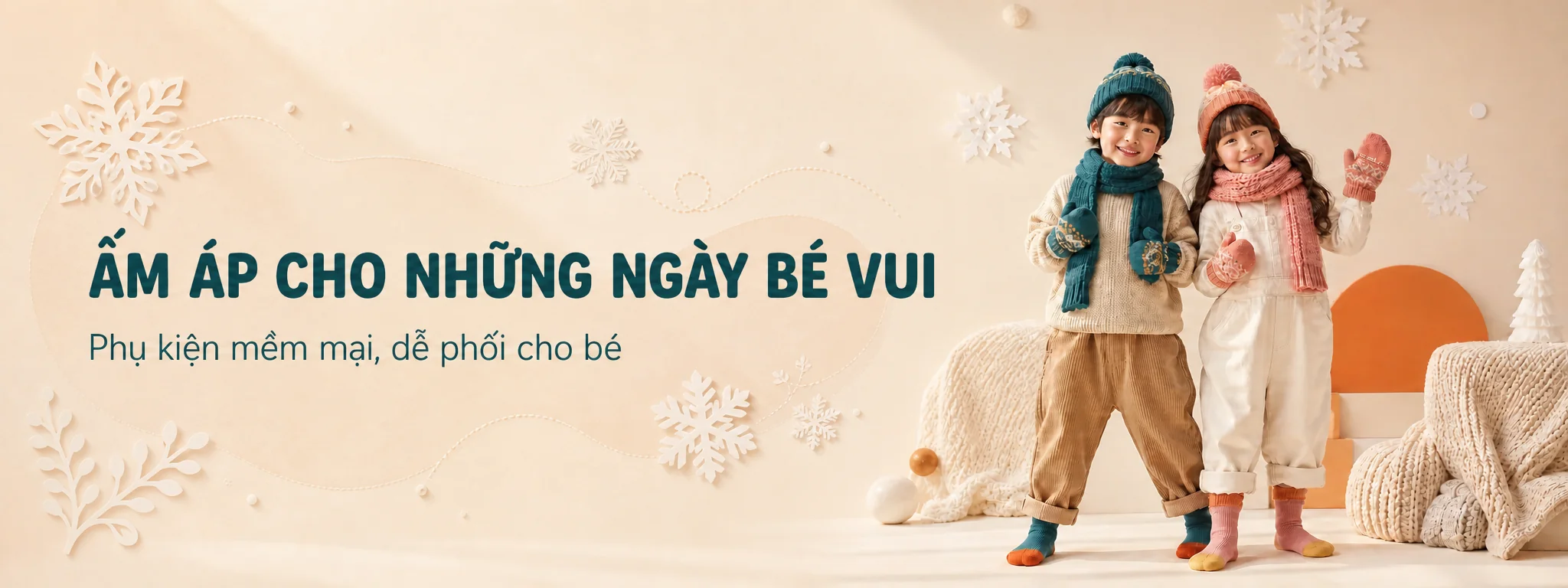 Hai bé mặc phụ kiện len trong không gian mùa đông ấm áp